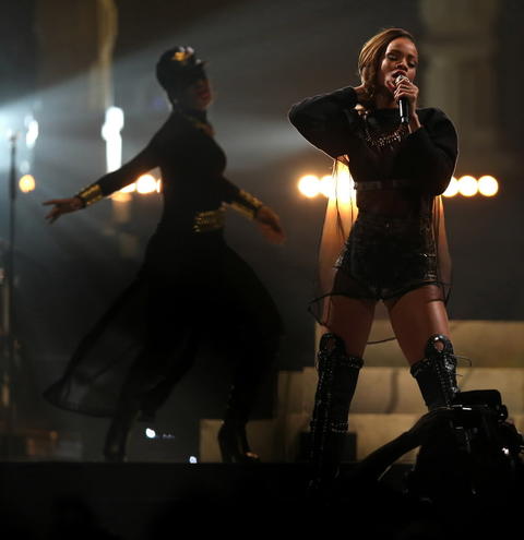 Rihanna heats up United Center -- Chicago Tribune