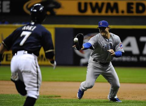 Cubs first baseman Anthony Rizzo (right) bobbles the ball hit by Brewers right fielder Norichika Aoki.