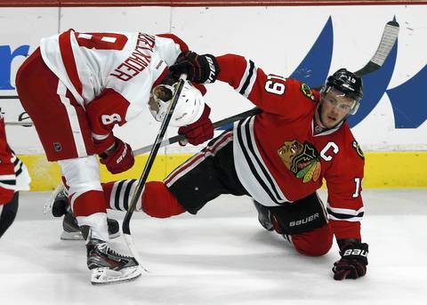 Jonathan Toews battles the Red Wings' Henrik Zetterberg during the second period.