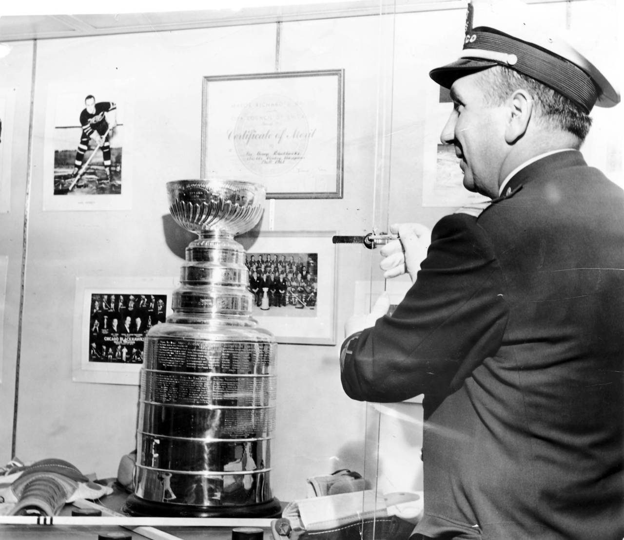 1 апреля 1962 года Энди Фрейн Ашер Лестер Модести показывает замок и кейс, где кто-то пытался украсть Кубок Стэнли 1961 года со стадиона Чикаго.