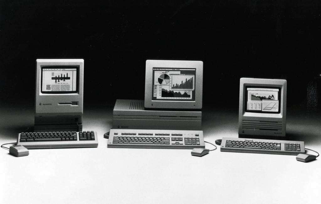 Macintosh II (center), Macintosh SE (left) and Macintosh Plus (right) in 1987.