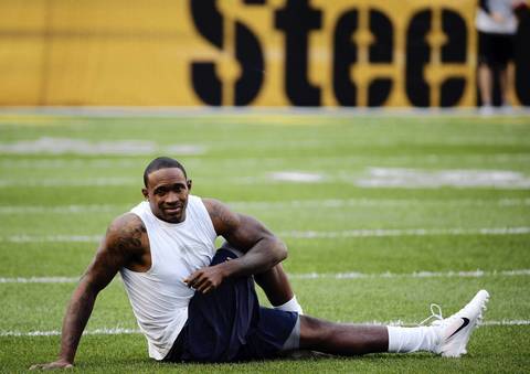 Bears wide receiver Alshon Jeffery stretches before the game.