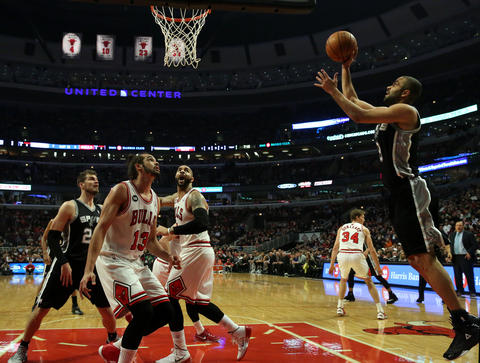 The Spurs' Tony Parker scores on the Bulls in the first half.