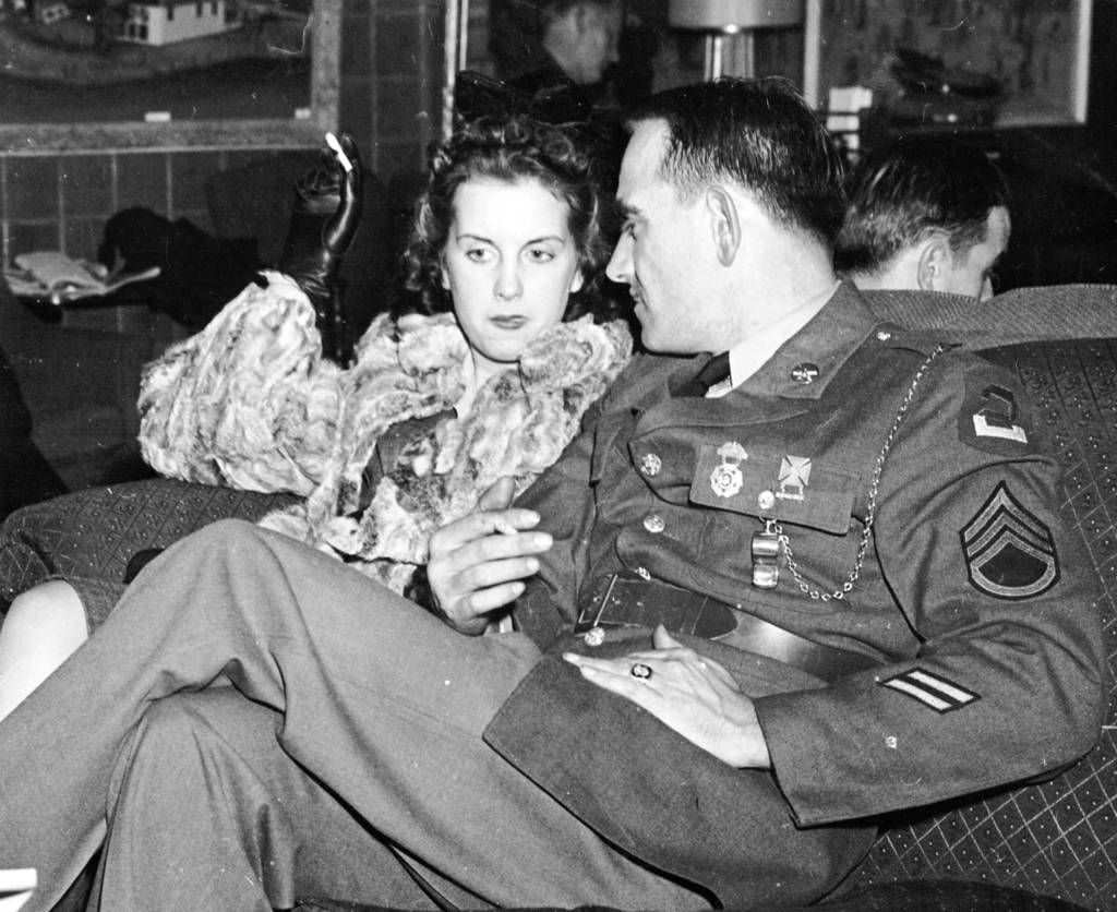 The Chicago Service Men's Center had comfortable lounges for conversation, like this one, circa Dec. 27, 1941. Women from various commercial and social groups volunteered their time at the center.