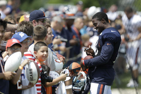 Bears wide receiver Micheal Spurlock signs autographs for fans.