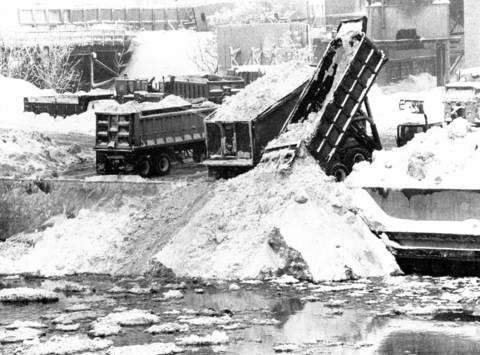 As the blanket of snow swelled ever deeper, Snow Command trucks got rid of a little of it in the Chicago River on Jan. 24, 1979.