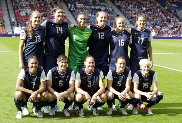London Olympics: U.S. women soccer team gets a tour of Man Us.