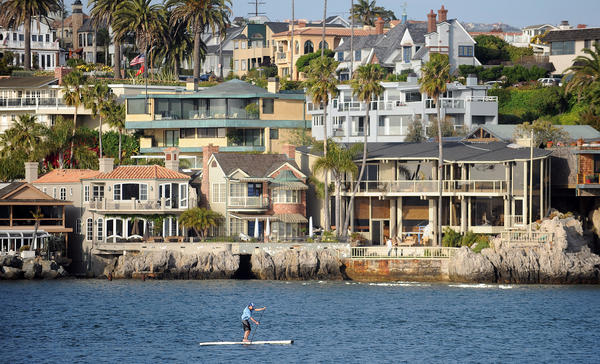 In%20Newport%20Beach%20in%20Southern%20California%2C%20city%20planners%20are%20looking%20into%20raising%20sea%20walls%20in%20waterfront%20neighborhoods%20like%20Balboa%20Island%20that%20are%20prone%20to%20flooding.%20%28Los%20Angeles%20Times%29
