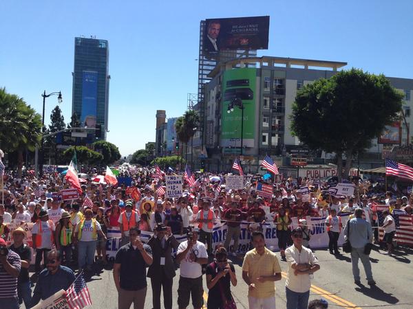 http://www.trbimg.com/img-5250701e/turbine/la-me-ln-immigration-activists-march-in-hollyw-001/600