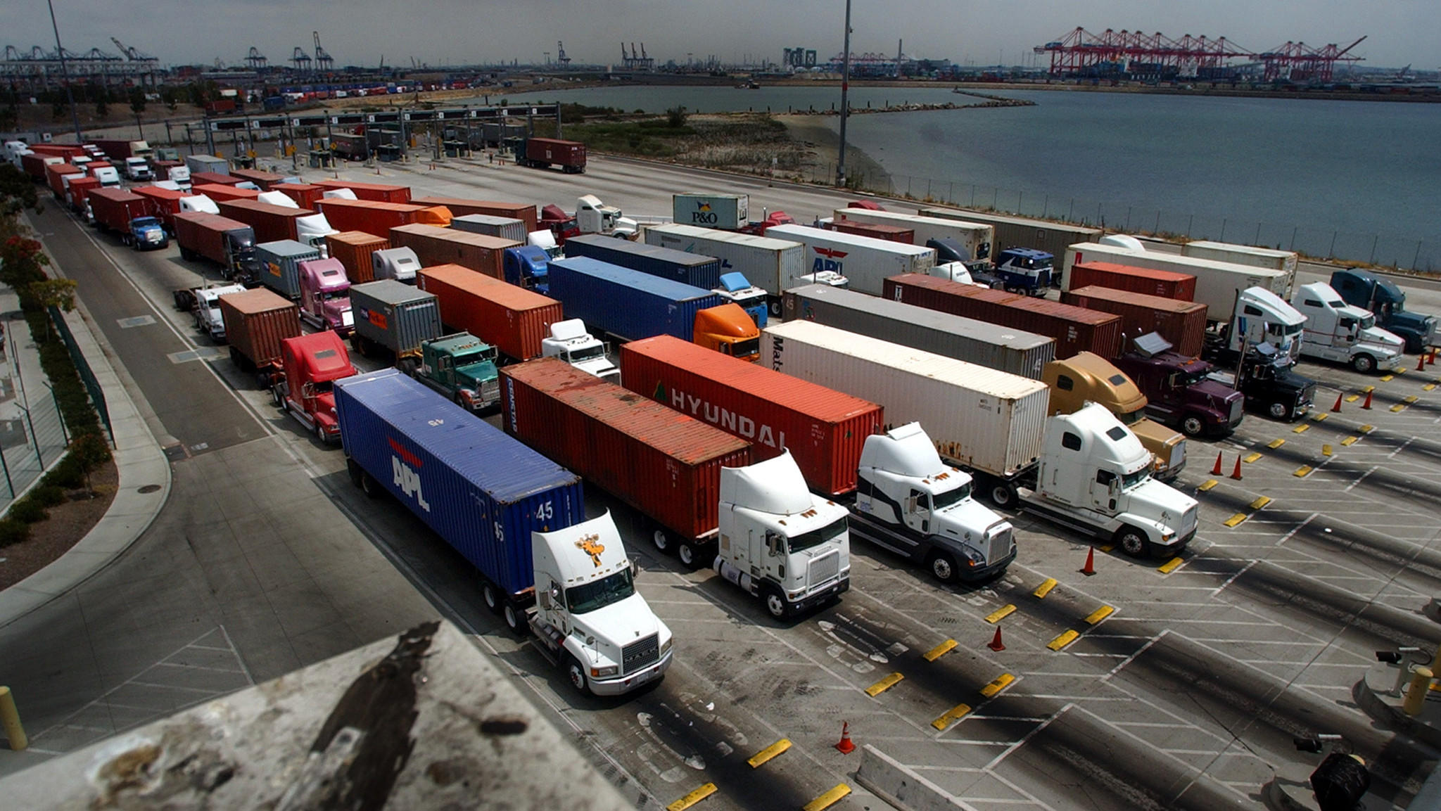 Labor group claims port trucking companies treat drivers unfairly - latimes