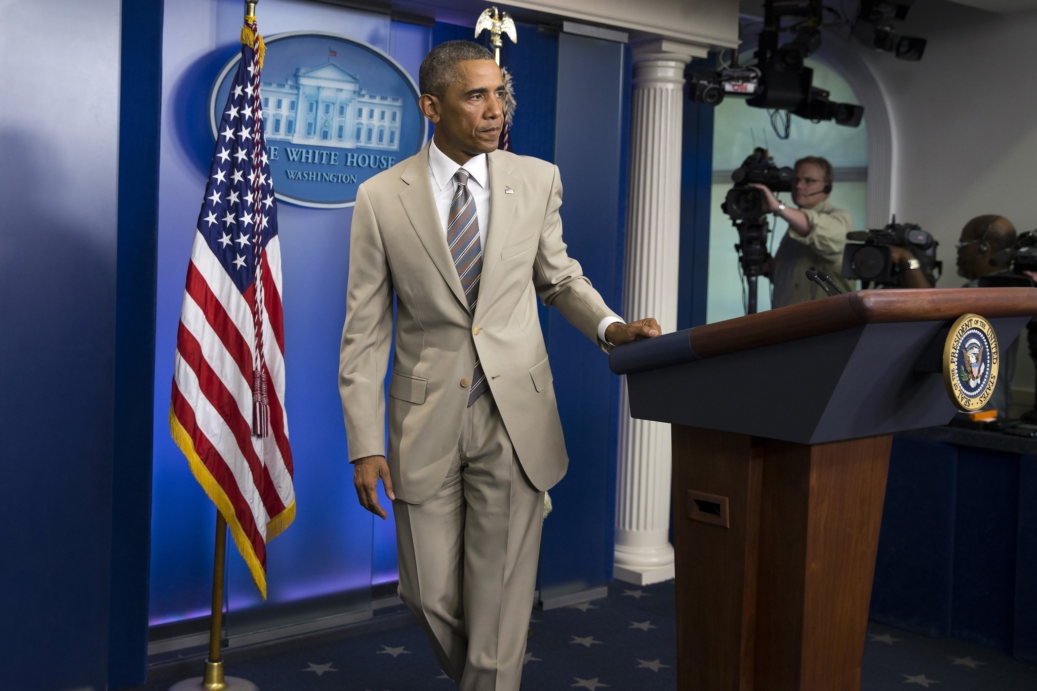 la-ig-obama-tan-suit-stop-freaking-out-20140828