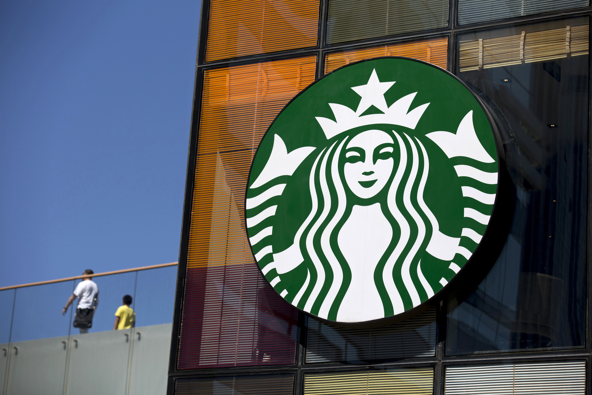 Starbucks tries offering beer-flavored Dark Barrel Latte