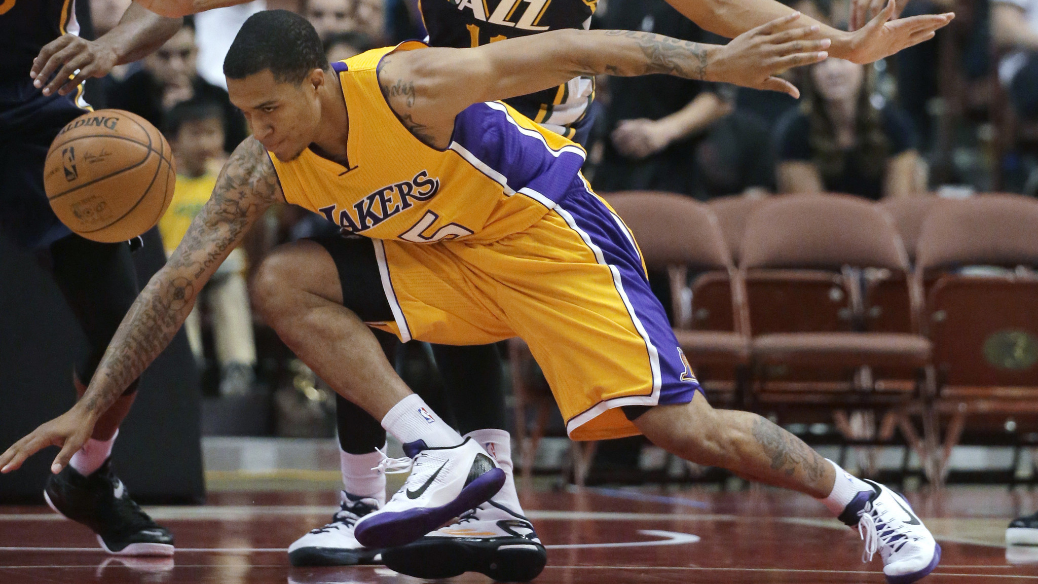 Lakers waive Roscoe Smith and Jabari Brown, trim roster to 15