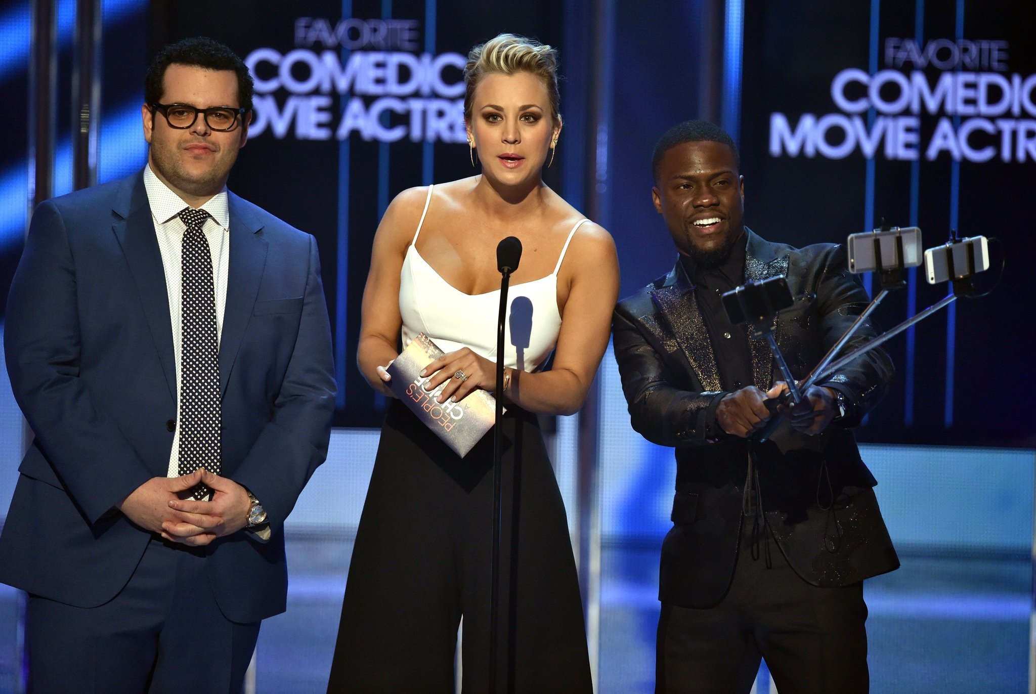 Kevin Hart Josh Gad And Kaley Cuoco Sweeting At People S Choice