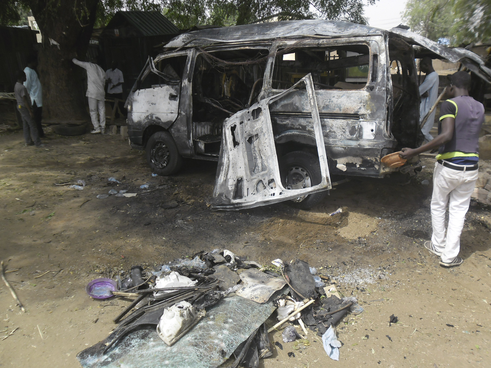 la-fg-nigeria-bus-attack-20150224