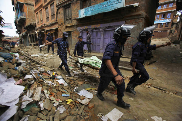 6.7 aftershock hits Nepal; quake death toll tops 2,200 - LA Times
