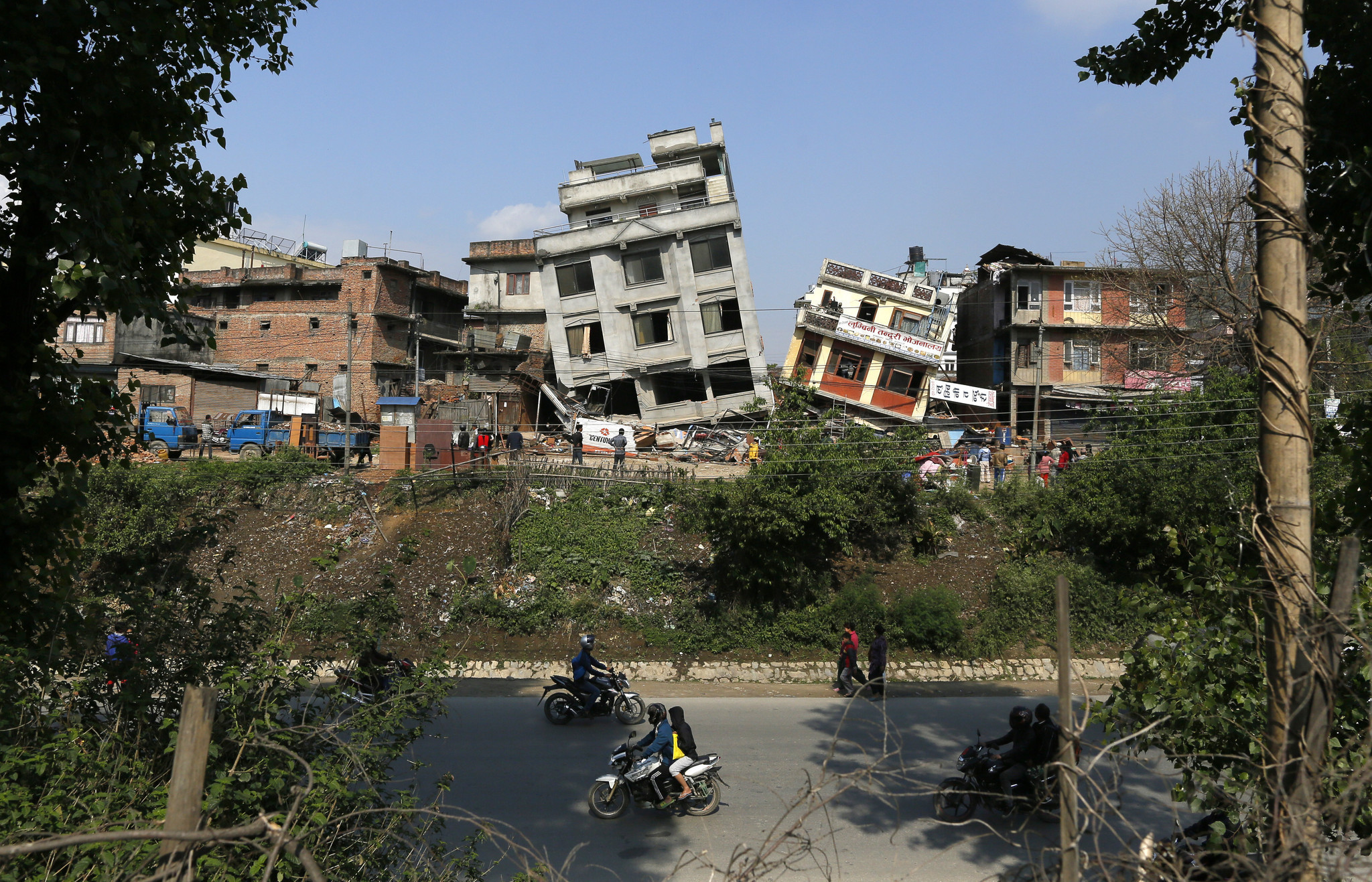 Nepal quake survivors struggle with shortages of power, water, gas.