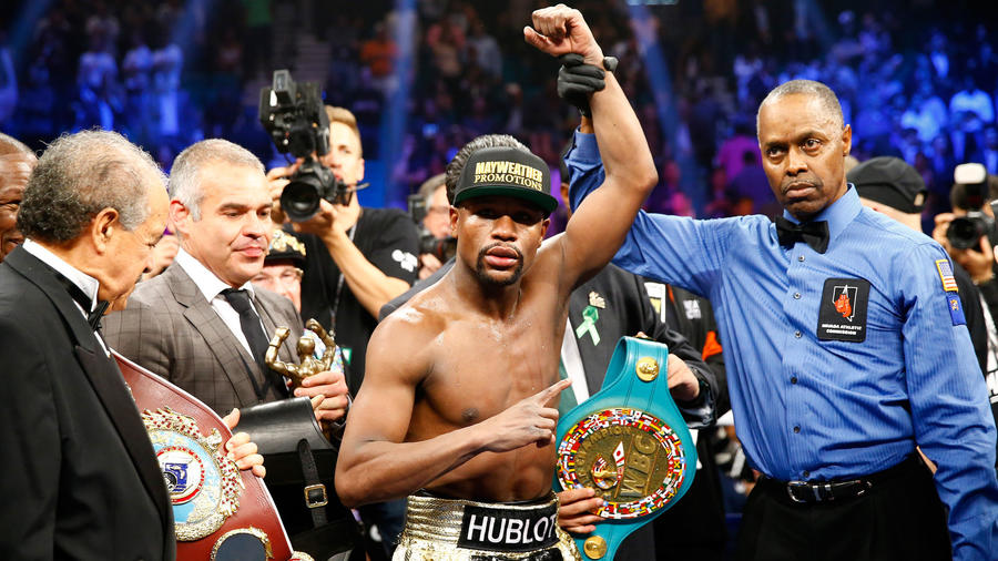 Floyd Mayweather Jr. defeats Manny Pacquiao