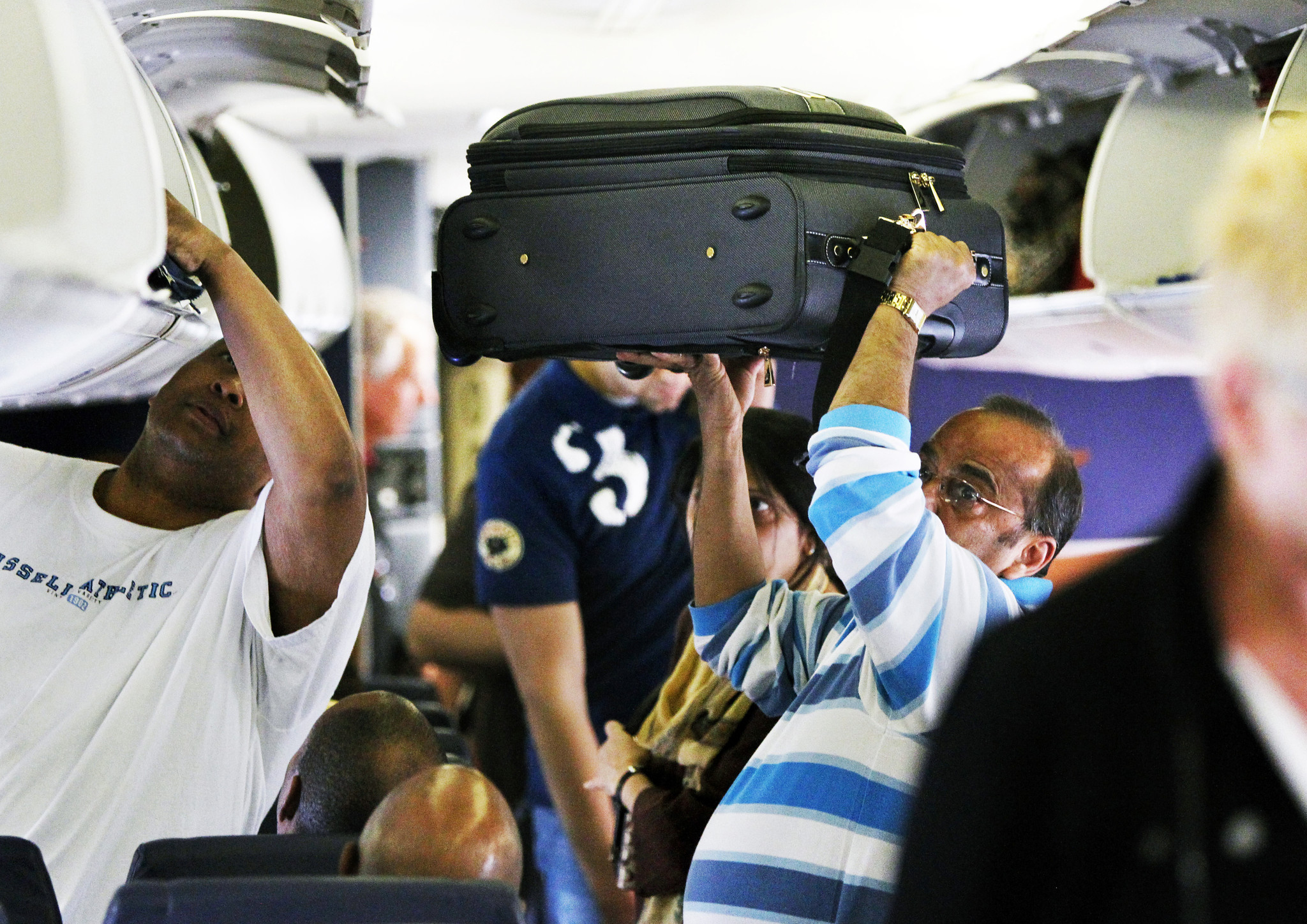 Airline group proposes smaller carry-on bags - LA Times