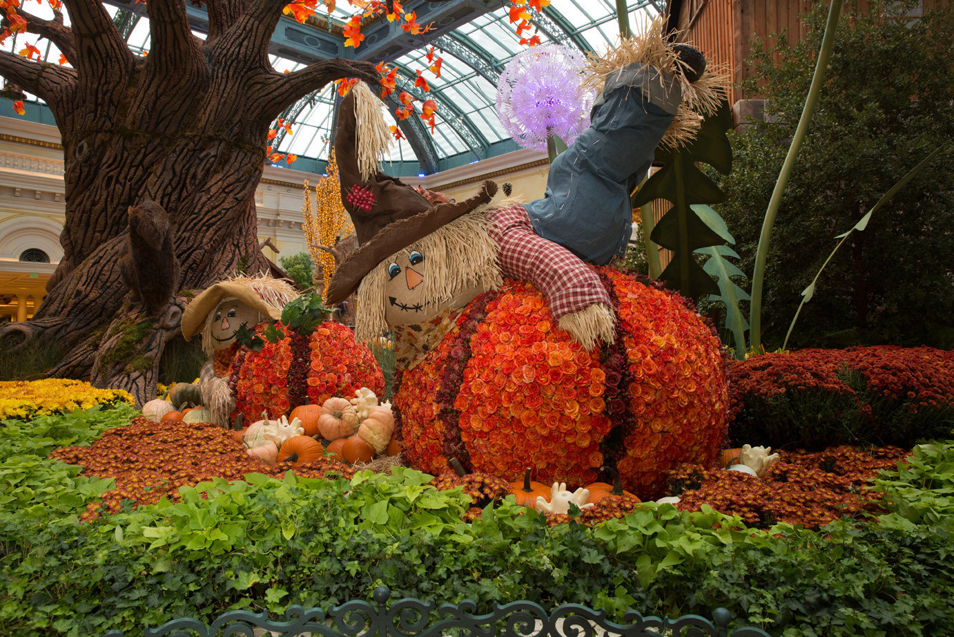 Scarecrows and a talking tree highlight Bellagio's autumn display - LA