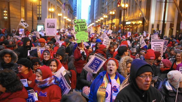 Thousands rally downtown for Chicago Teachers Union