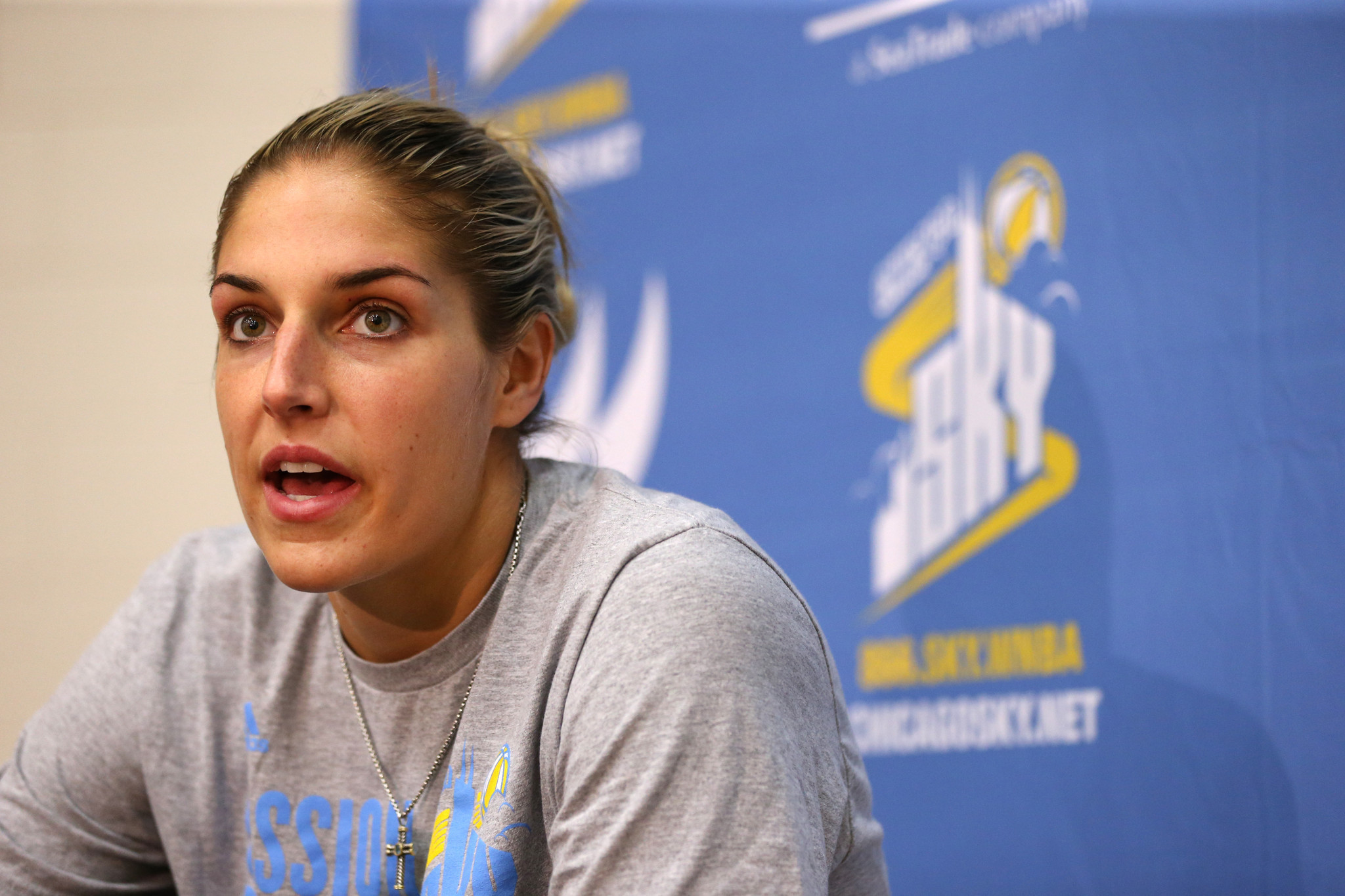 Elena Delle Donne cuts loose with Running Man Challenge