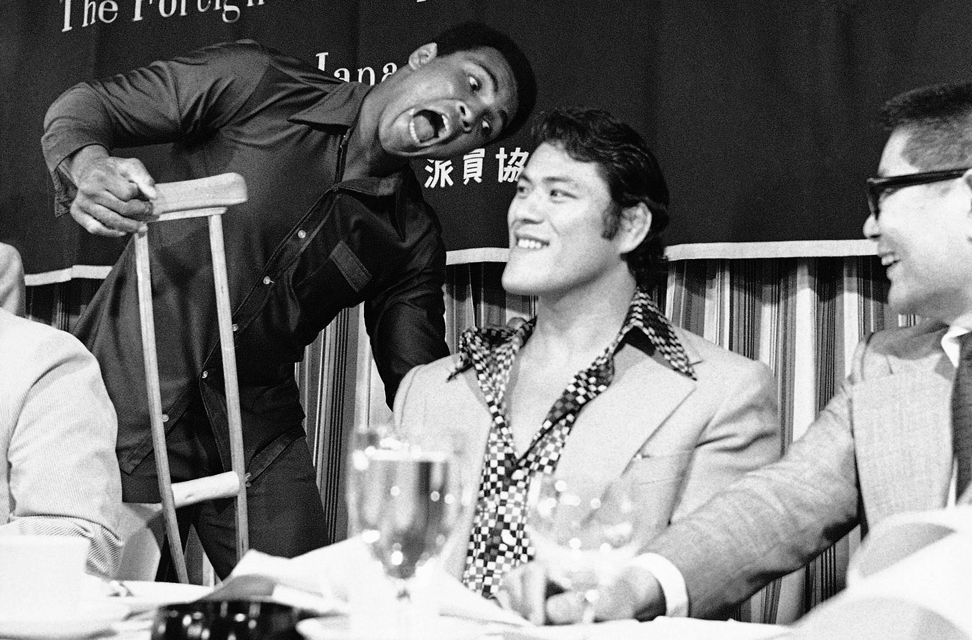 Muhammad Ali re-gifts a crutch to Antonio Inoki.