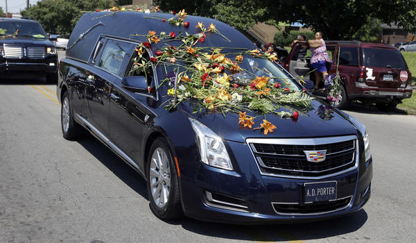 The flower-covered hearse carrying Muhammad Ali makes its way down Broadway as the funeral procession makes its way to the cemetery. (Michael Conroy / Associated Press)