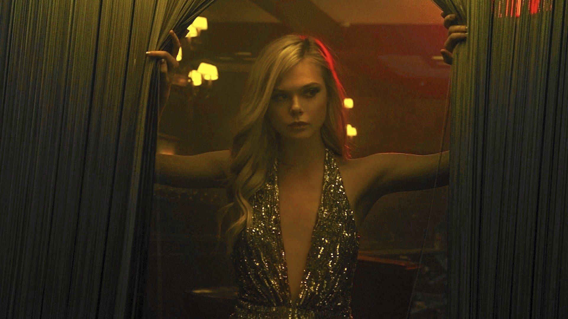 The Neon Demon Review Elle Fanning Strikes A Pose In Dull Horror