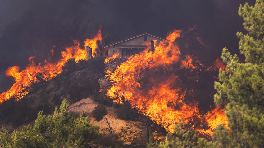 18,000 acres Burning AND 82,000 people told to Evacuate in California!  850x478