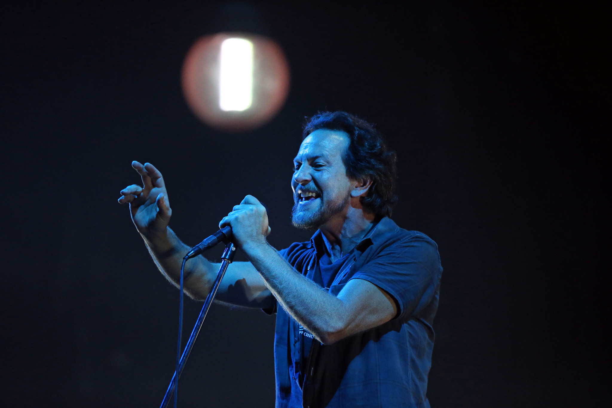Eddie Vedder tries to prove that you can't find a better Cubs fan - Chicago Tribune