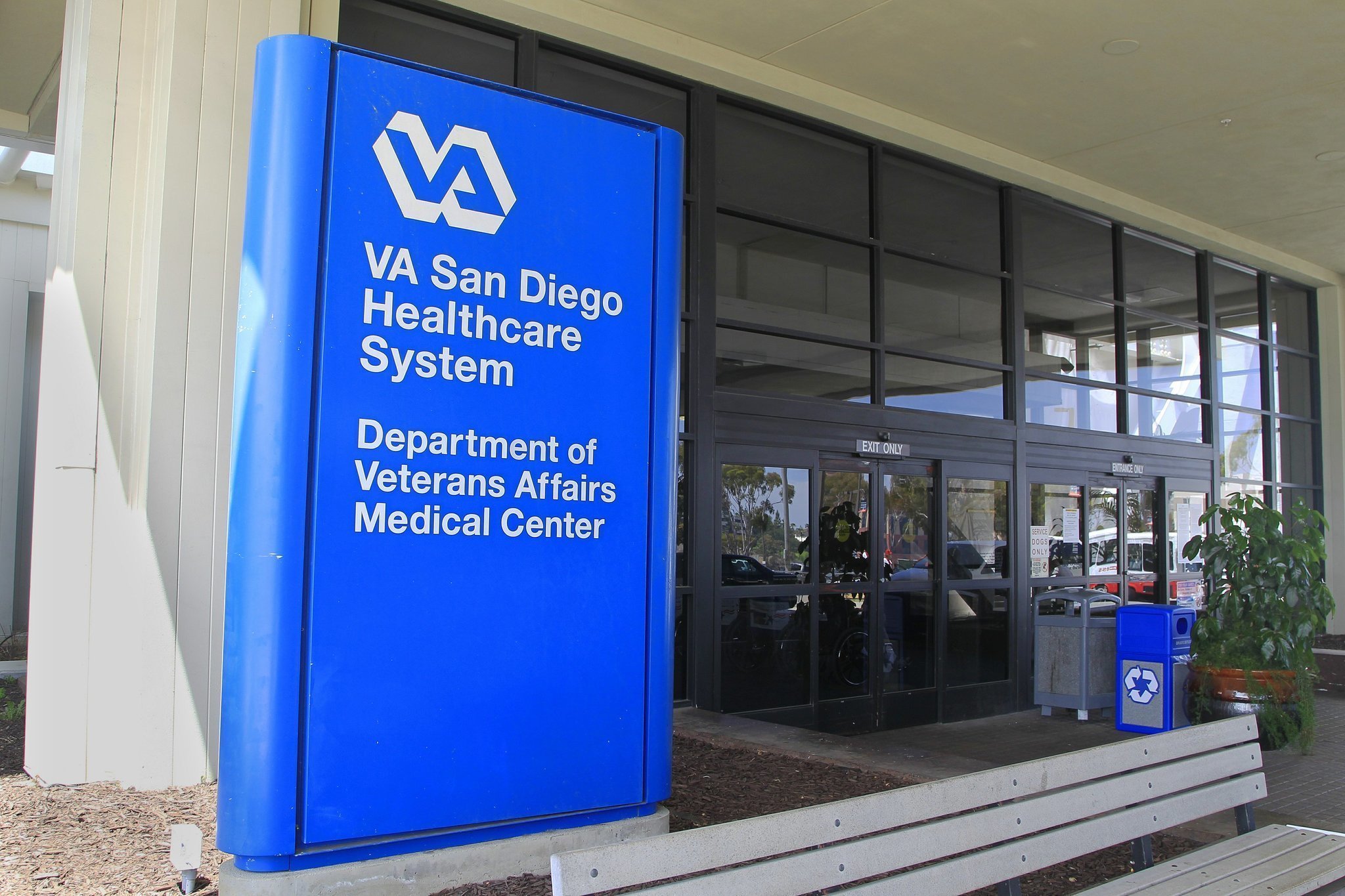 What services are offered at La Jolla VA Hospital?
