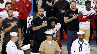 Colin Kaepernick kneels during national anthem while former Green Beret stands beside him