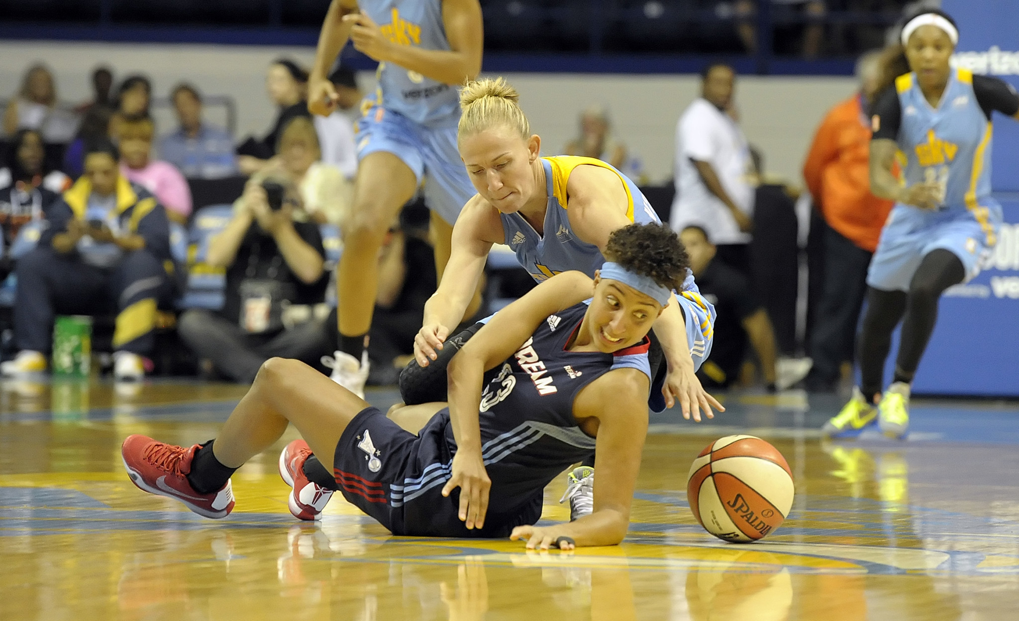 Courtney Vandersloot scores 21 as Sky advances to WNBA semis