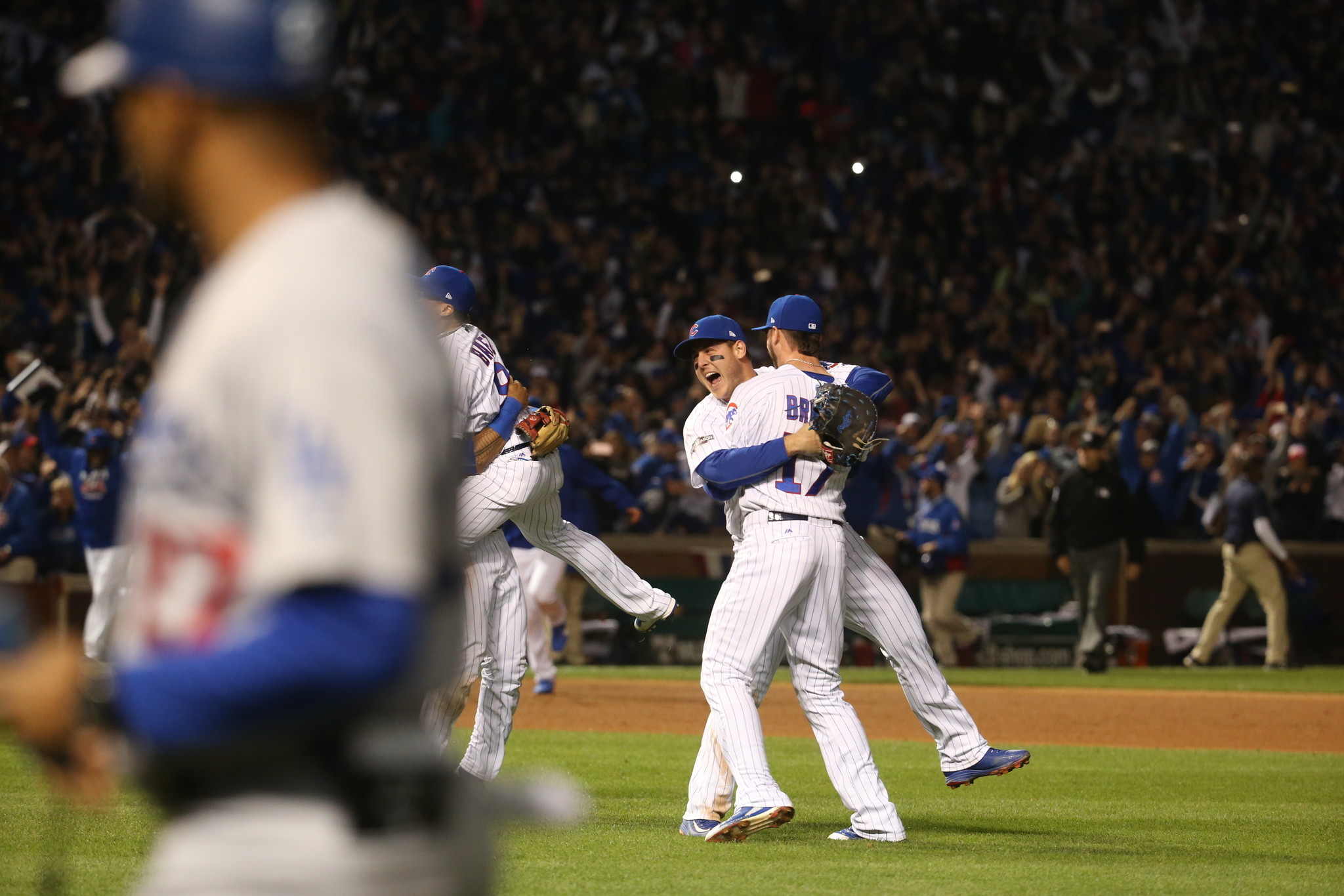 Cubs near-perfect in beating Dodgers 5-0 to win first NL pennant since 1945
