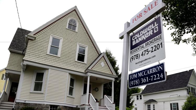 Một căn nhà đang rao bán ở Andover, Mass. (Elise Amendola / Associated Press)