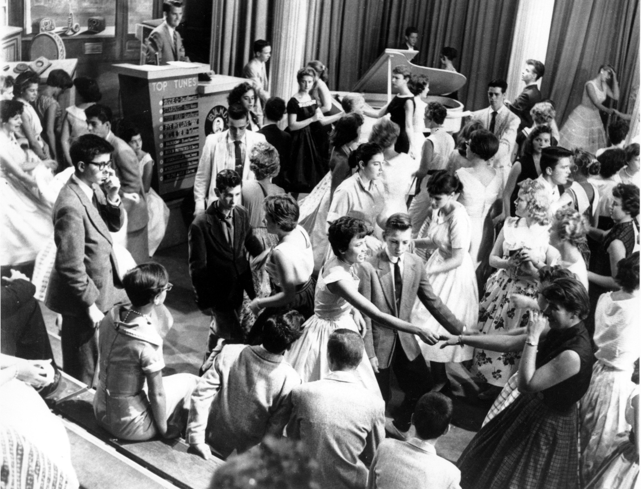 New book keeps memories of 'American Bandstand' alive - Chicago Tribune