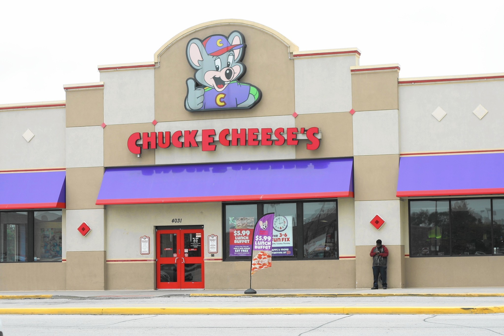 Embattled Chuck E. Cheese's announces intention to close Oak Lawn restaurant