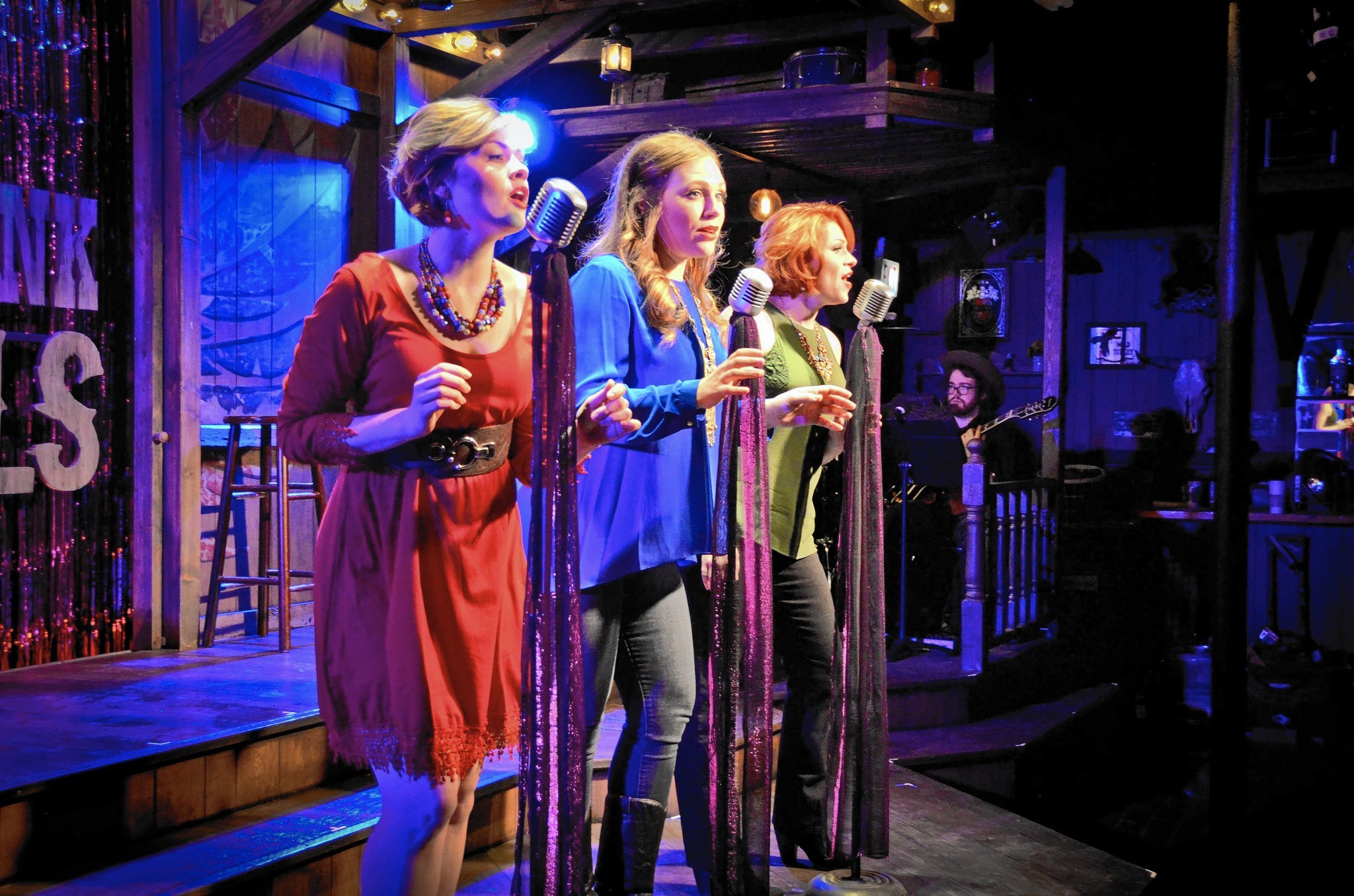 'Honky Tonk Angels,' warming up the night with country melodies - Chicago Tribune2048 x 1356