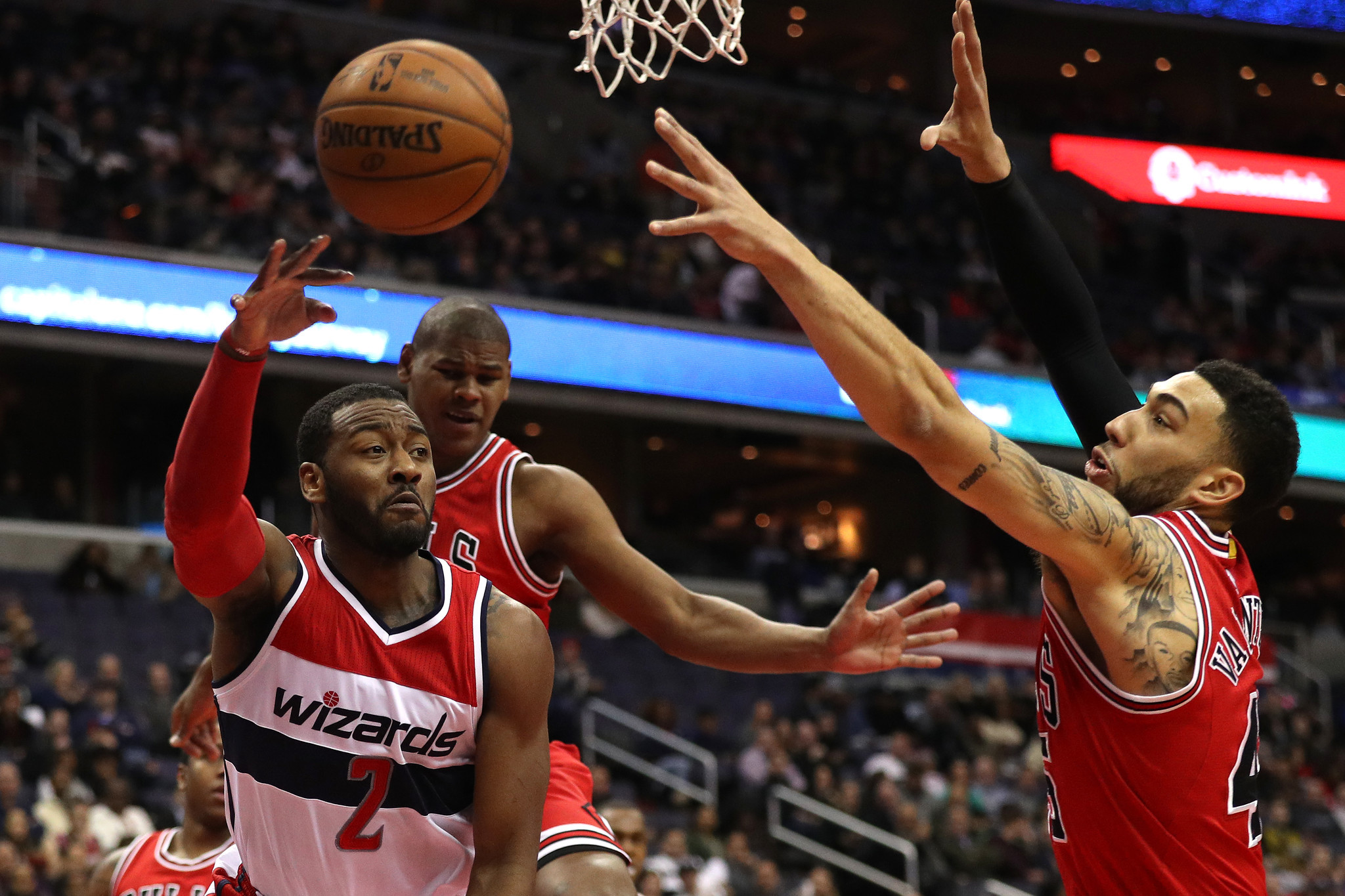 Shorthanded Bulls lead Wizards 61-49 at half