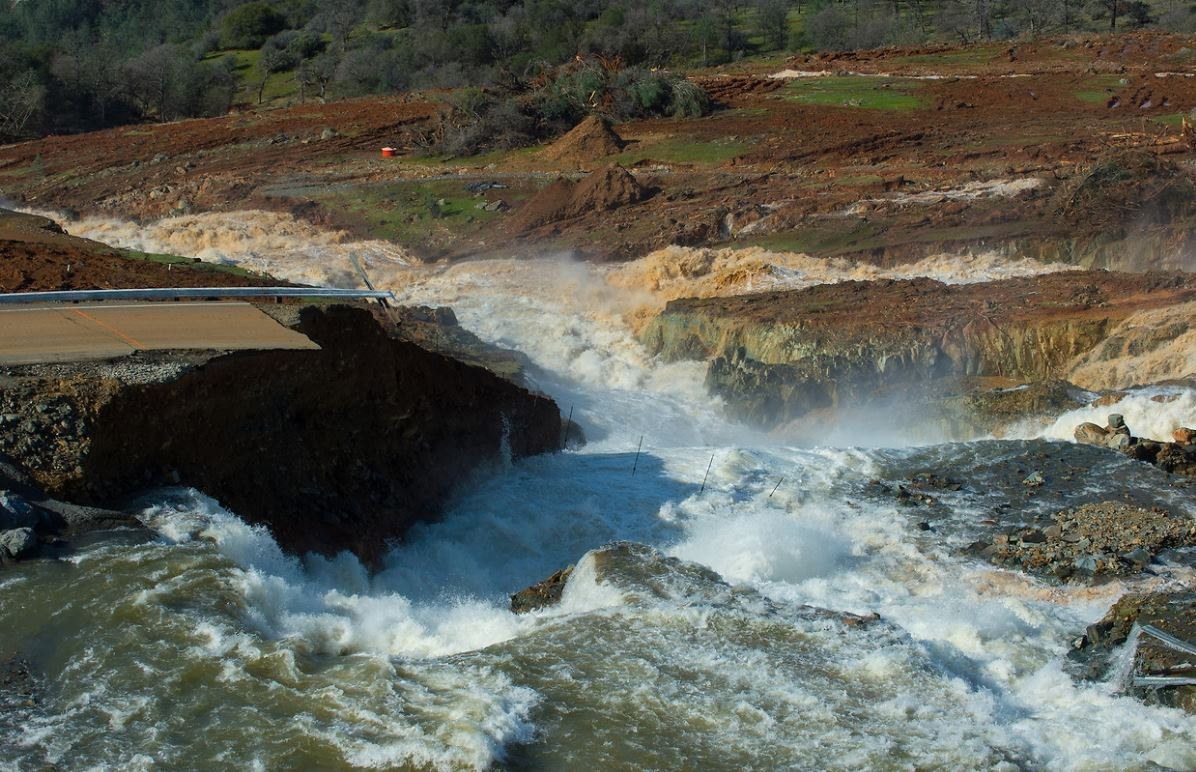 Live updates: Flooding threat at Oroville Dam eases slightly but evacuations remain ...1196 x 772