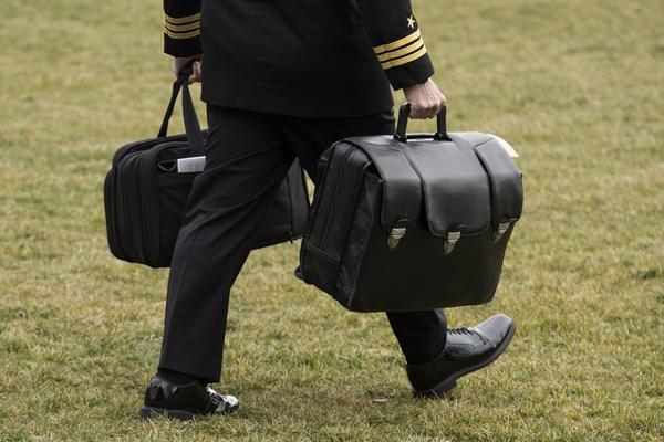 Social media is freaking out about a photo of the man who holds the nuclear football. The Pentagon is not - Los Angeles Times