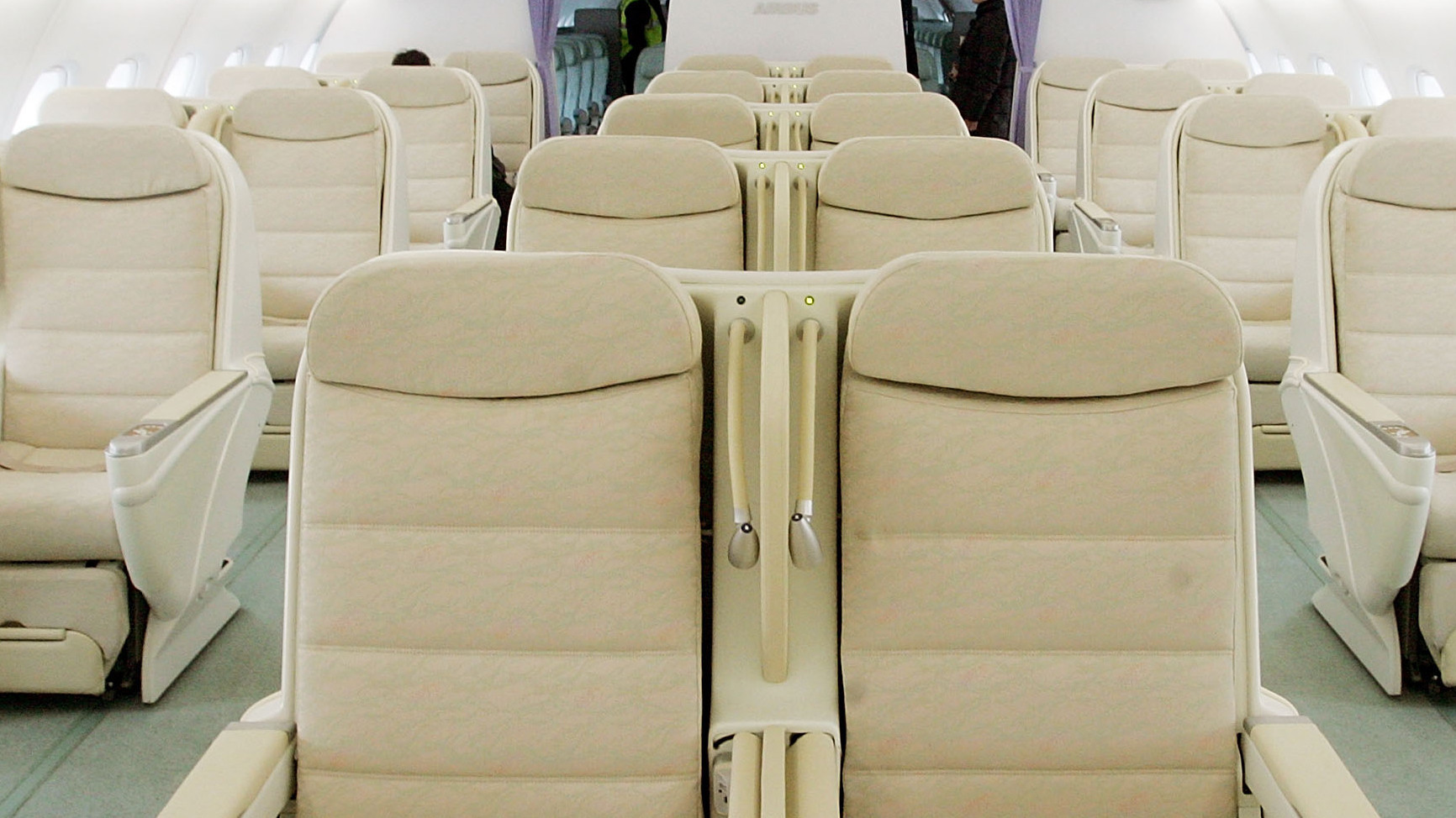 Travel etiquette: Armrests, reclining seats, snoring and more - Chicago Tribune