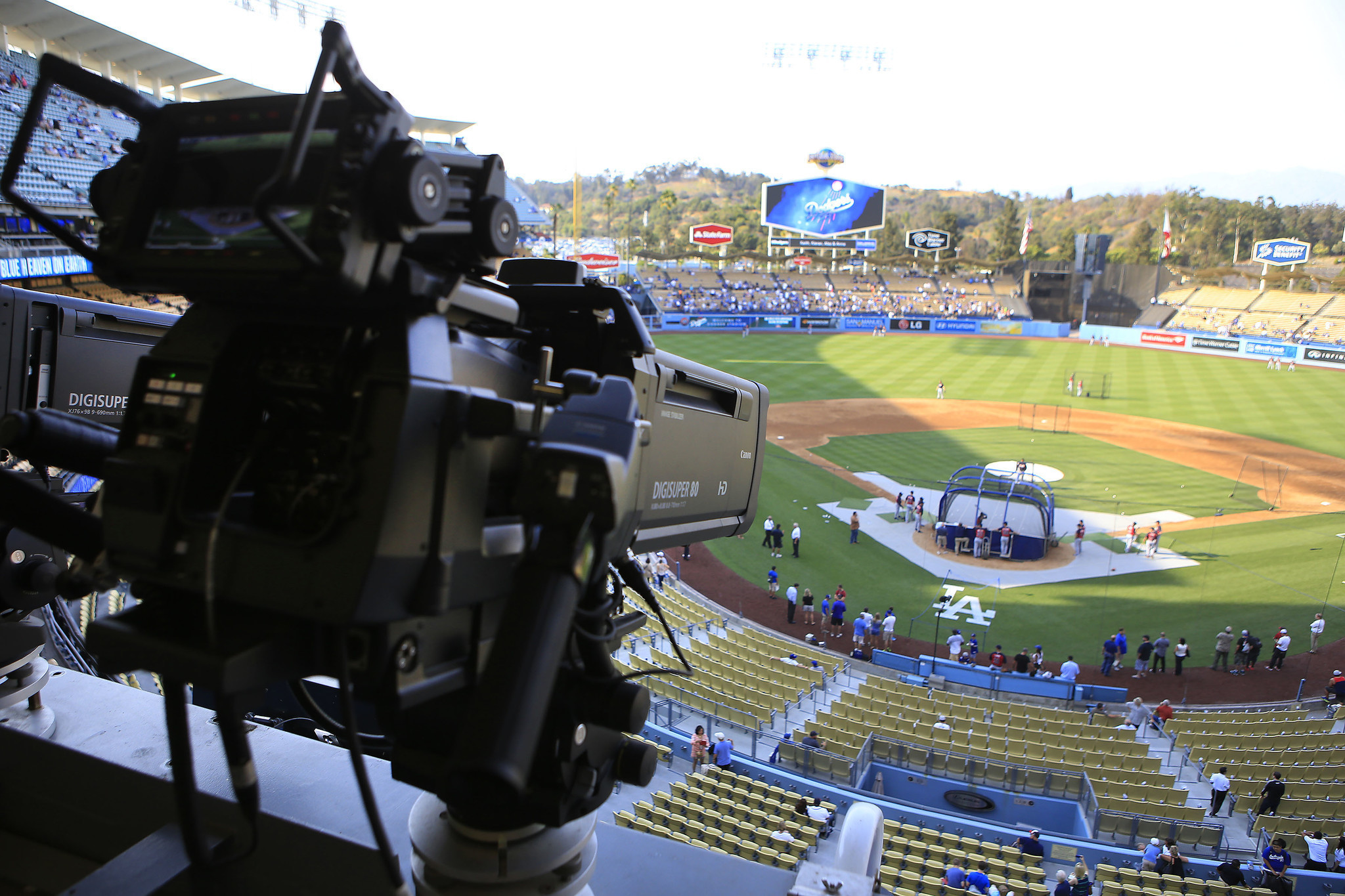 Dodgers TV standoff lives on as AT&T, Justice settle lawsuit - Los Angeles Times