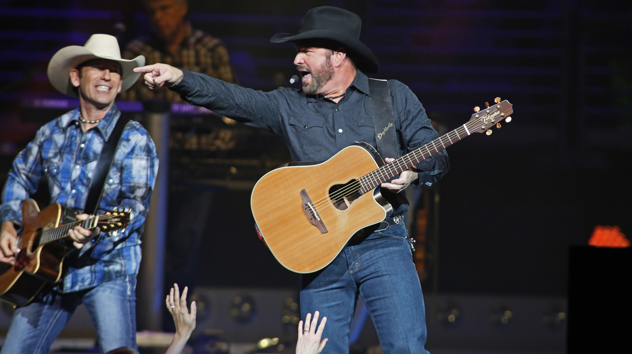 REVIEW: Garth Brooks gives audience what it wants, but nothing ... - Allentown Morning Call