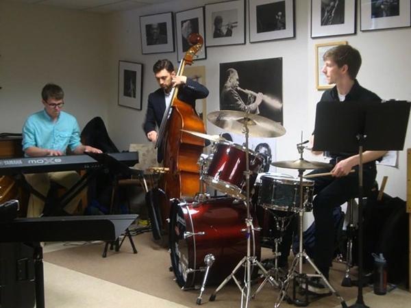 Andrew Wilcox Trio Entertains Guests - Hartford Courant