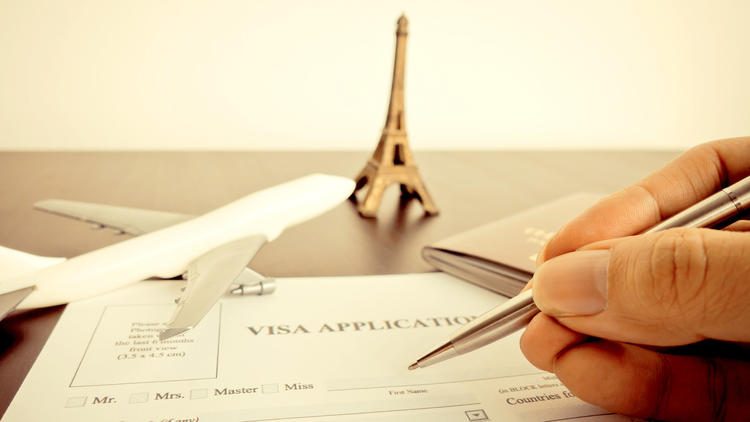 Nếu Mỹ và Liên minh Châu Âu không thể giải quyết dứt điểm những khác biệt giữa hai bên, du khách nên chuẩn bị đăng ký thị thực nhập cảnh nếu muốn ghé thăm Châu Âu. (junce / Getty Images/tockphoto)
