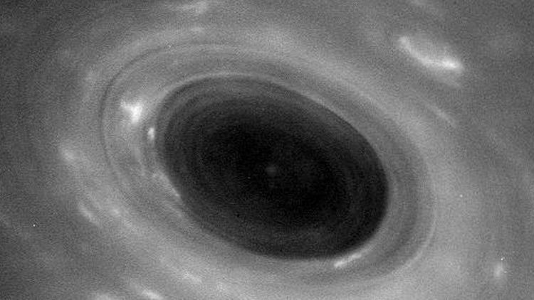 epa05930311 A handout photo made available by NASA shows an unprocessed image of features in Saturn'