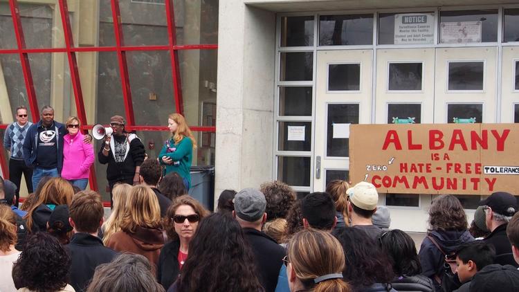 Một buổi biểu tình ở Trường Trung học Albany vào tháng Ba kêu gọi chung tay chống lại những bài đăng phân biệt chủng tộc trên mạng xã hội (Chris Treadway / AP)