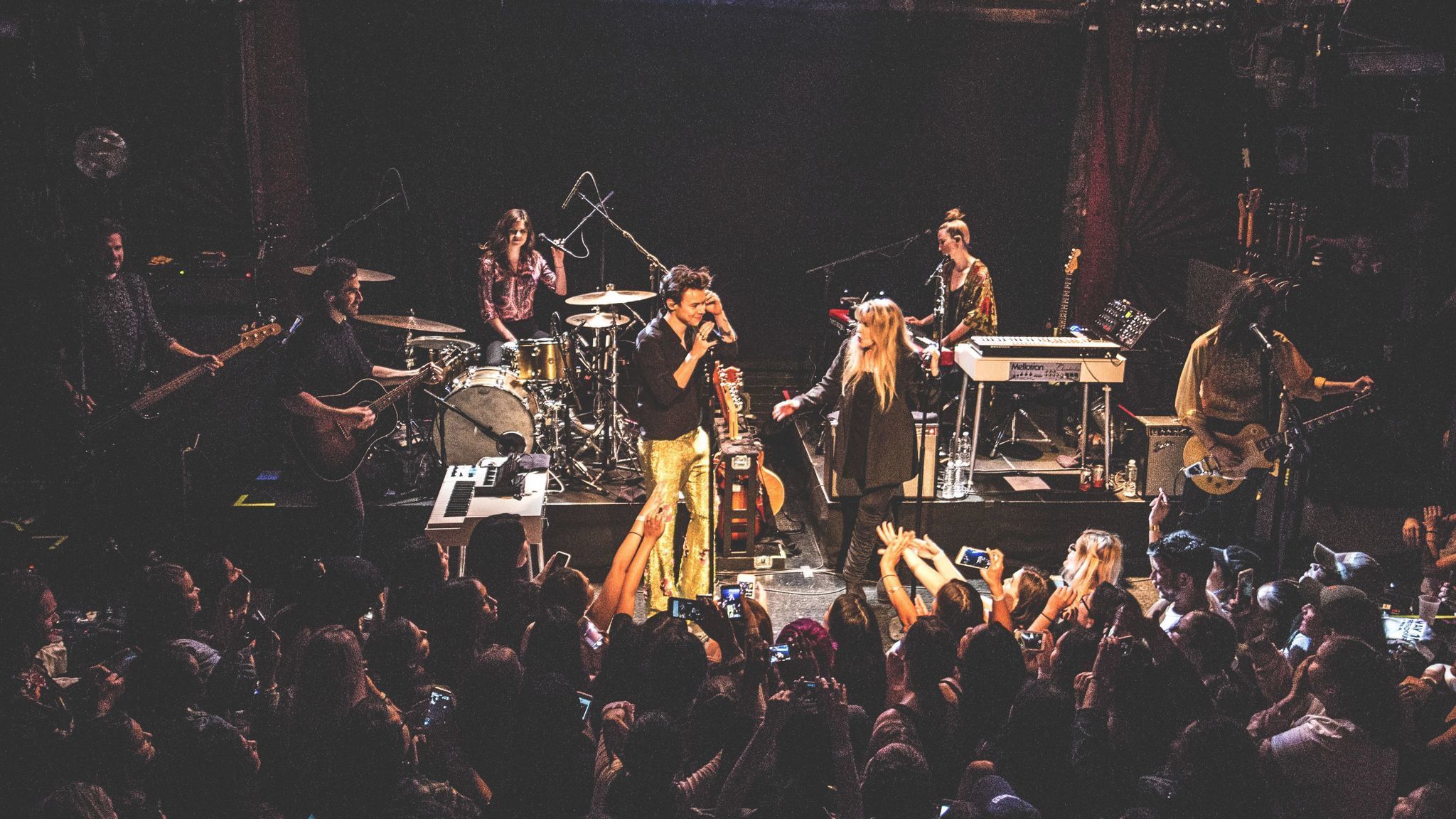 'Wanna do one more?': Harry Styles jams with Stevie Nicks at the Troubadour - LA Times2048 x 1152